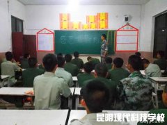 我校开展以“感恩”为主题的班会活动